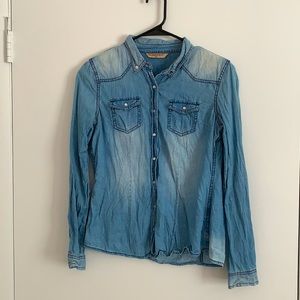 Denim shirt with cute buttons